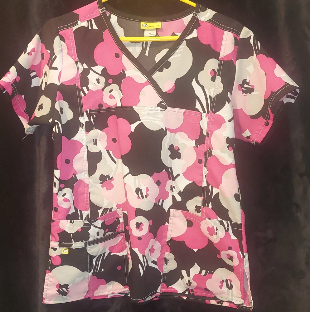 Women's Wonder Wink Medium Scrub Top.
